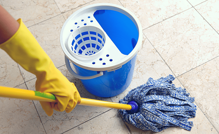 Lavare il pavimento: un intervento per ogni superficie